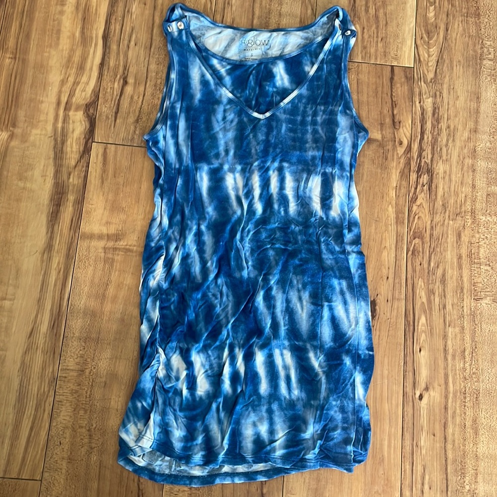 A:glow small nursing tank. Snap down shoulder for nursing access. GUC.